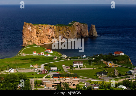 Percé Rock und Stadt Percé von Mont Sainte-Anne, Quebec, Kanada Gaspé, QC Stockfoto