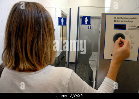 Münz, automatische Damen und Herren Toiletten Wien Österreich Stockfoto