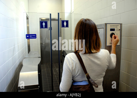 Münz, automatische Damen und Herren Toiletten Wien Österreich Stockfoto