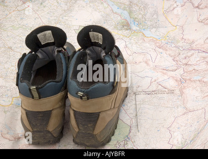 Wanderstiefel auf ein Ordnance Survey Map Stockfoto