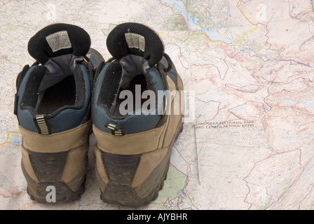 Wanderstiefel auf ein Ordnance Survey Map Stockfoto