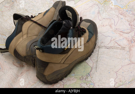 Wanderstiefel auf ein Ordnance Survey Map Stockfoto