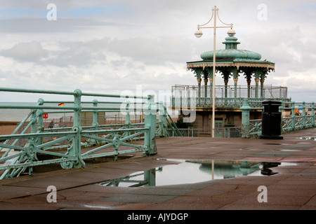 Pavillon, spiegelt sich in der Pfütze an einem verregneten Tag in Brighton, England, UK Stockfoto