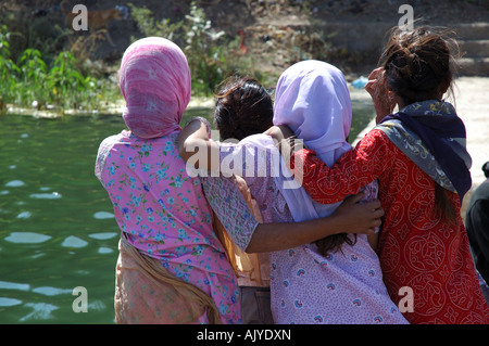 3 Kinder im Gir ein Ort in Gujarat in Indien Stockfoto