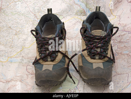 Wanderstiefel auf ein Ordnance Survey Map Stockfoto