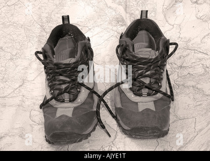 Wanderstiefel auf ein Ordnance Survey Map Stockfoto