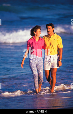 Australien. Pärchen, die am Strand im Meer spazieren gehen. Stockfoto