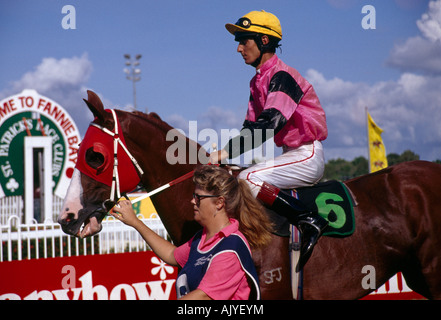 Darwin Australien Fannie Bay St Patricks Tag Rennen Jockey auf Pferd Stockfoto