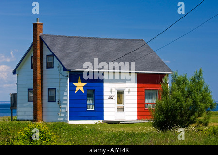 Haus gemalt mit Acadian Flagge, Grand Anse, NB New Brunswick, Kanada Stockfoto