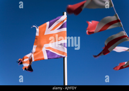 Zerrissene Union Jack Flagge und Girlanden. Stockfoto