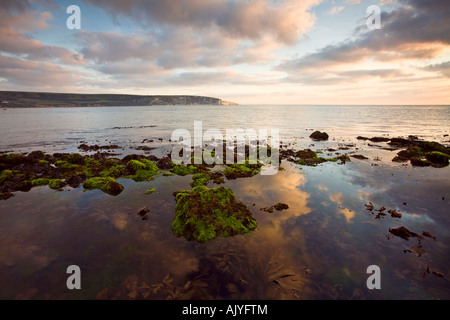 Blick über Swanage Bay, Dorset, in Richtung Ballard Down bei Sonnenaufgang Stockfoto