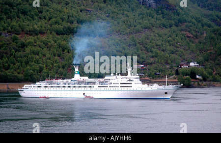 Kreuzfahrt Schiff Maxim Gorkiy, vor Anker im Hafen von Flåm, Norwegen Stockfoto