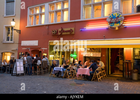 Schweiz-Zürich-Niederdorf alte Stadtzentrum Menschen Restaurants im freien Zic Zac Rock Cafe Bar Stockfoto