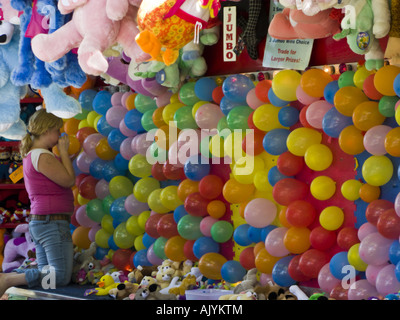 Karneval-Arbeiter bläst Luftballons für Spiel Stockfoto