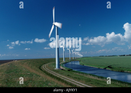 Wind-Mühle / Wind Turbine / Windrad / Windkraftrad Stockfoto