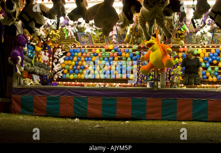 Karneval-Stand mit keine Kunden zu werfen Darts auf Ballons Stockfoto