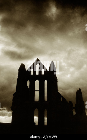 Whitby Abbey Silhouette gegen einen stürmischen Himmel Stockfoto