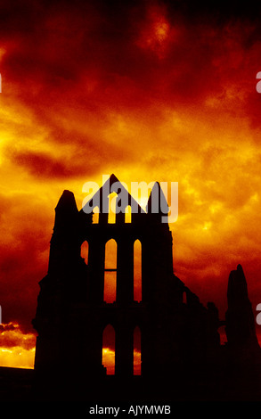 Whitby Abbey Silhouette gegen einen stürmischen Himmel Stockfoto