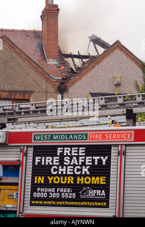 Feuerwehrleute, die Teilnahme an einem Hausbrand in Coventry Stockfoto