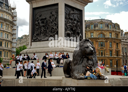 Gesamtansicht der Nelsonsäule.  Ostwand des Sockels, Darstellung der Schlacht von Kap St. Vincent von Musgrave Watson. Stockfoto
