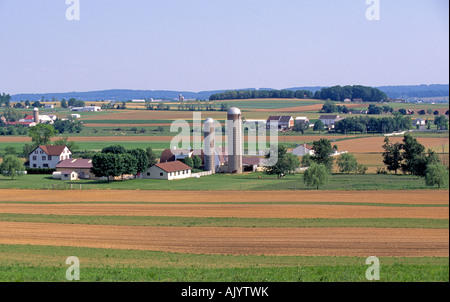 Ein Blick auf die Amish Farmen und Silos und Scheunen in der Nähe von der Stadt Lancaster Stockfoto