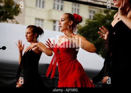 junge Roma Zigeuner Tänzer in Latein Tanz-Performance im Sommerfestival in Bratislava, Slowakei. Stockfoto