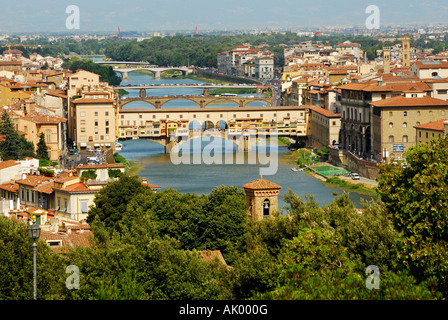 Die Ponte Vecchio, die mittelalterliche Brücke über den Arno in Florenz, Italien. Stockfoto