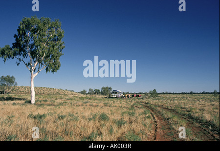 Australien-QUEENSLAND OUTBACK A Gruppe von Campern an Bord eine Bus-Halt für die Nacht in der abgelegenen Outback von Queensland Stockfoto