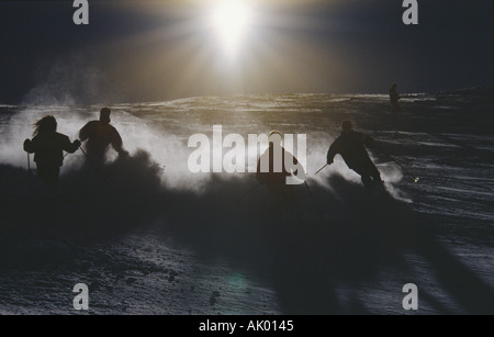 Archiv Foto von vier Skifahrer Ski Pulverschnee in der Abenddämmerung. Jahr ca. 1988. Stockfoto