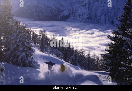 Archivfoto von zwei Skifahrer über einem Meer der Wolken, Skifahren abseits der Piste Pulverschnee in Verbier Switzerland.Circa ca. 1988. Stockfoto