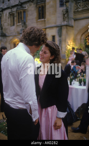 Britische Paare verliebter Studenten? Magdalen College Oxford University Ende des Jahres Mai Ball. Sie trägt seine Jacke kalt. England HOMER SYKES aus den 1980er Jahren Stockfoto