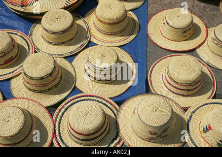 Handgemachte Strohhüte für den Verkauf in einem kleinen Outdoor-Markt in Belem, Brasilien, entlang des Amazonas Stockfoto