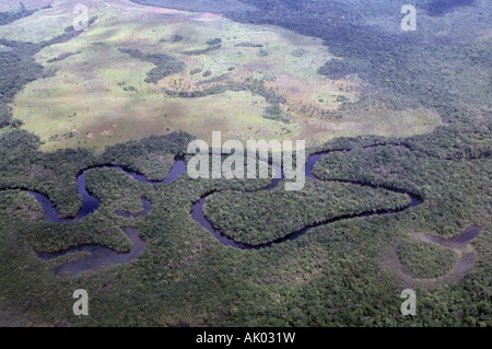 Ein Blick auf einem gewundenen Nebenfluss des Amazonas-Flusses als es schlängelt sich durch dichten entfernten Regenwald im Amazonasbecken Stockfoto