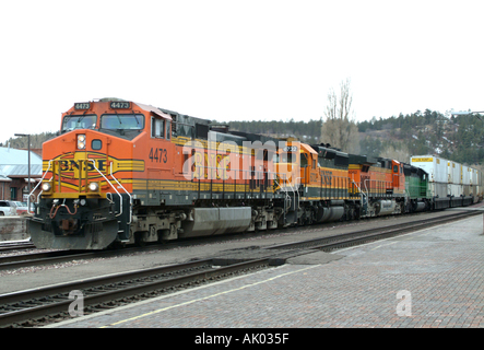 BNSF Güterzug Annäherung an Flagstaff Railroad Station Arizona USA Amerika USA Stockfoto