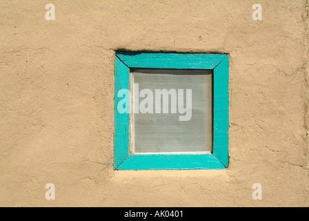 Fenster-Set in Wand an Taos Pueblo New Mexico Stockfoto