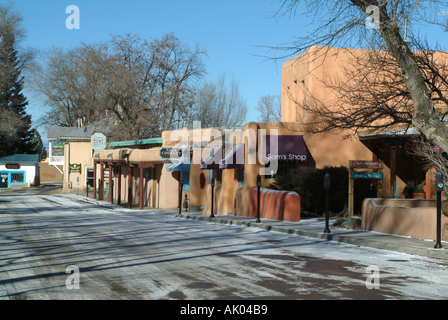 Parkuhren und Kunsthandwerksläden zu verbogenen Straße Taos New Mexico United States Amerika USA Stockfoto