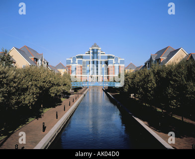 Victoria Building gesehen entlang Mariners Canal, Salford Quays, Greater Manchester, England, UK. Stockfoto