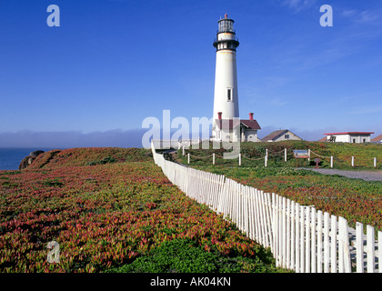 Ein weißer Lattenzaun umgibt die Pigeon Point Lighthouse an der nördlichen Pazifikküste von Kalifornien Stockfoto