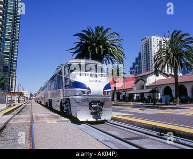 Die Amtrak Surfliner schnell Personenzug, der von San Diego nach Santa Barbara läuft Stockfoto