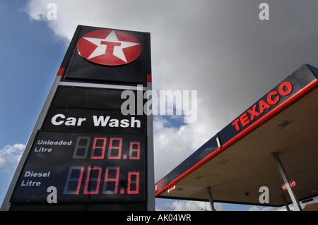 Kraftstoffpreise auf Zapfsäulen bei 99,8 p Benzin und Diesel 89p in einer Garage Texaco angezeigt Stockfoto