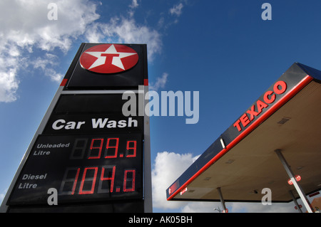 Kraftstoffpreise auf Zapfsäulen bei 99,8 p Benzin und Diesel 89p in einer Garage Texaco angezeigt Stockfoto