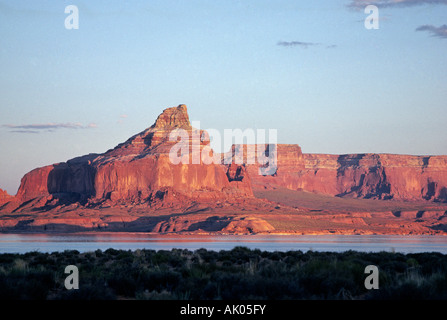 Die massiven steinernen Buttes und Mesas rund um Lake Powell in den vier Ecken Bereich 4 Ecken des Utah bei Sonnenuntergang Stockfoto