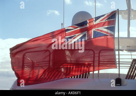 Die britische Red Ensign fliegt von Motorboot auf der London International Boat Show Excel London England UK Stockfoto