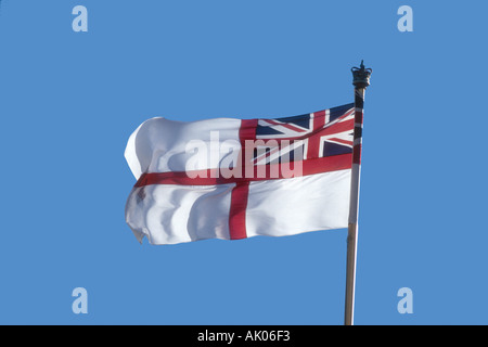 Der weiße Stern fliegt von einem Britischen Kriegsschiff der Royal Navy London England Großbritannien Stockfoto