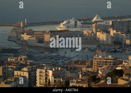 Saint Jean Fort und eine Fähre die Stadt gesehen von Notre Dame De La Garde, Vieux-Port, Marseille, Frankreich zu verlassen. Stockfoto