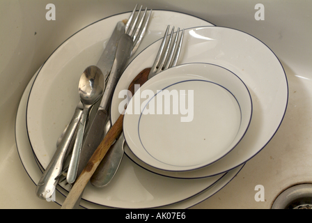 Küchenspüle voll von schmutzigen Besteck und Geschirr. Stockfoto