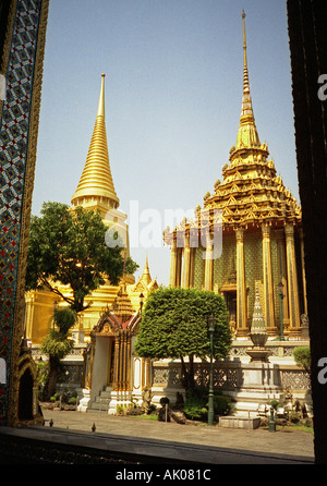 Blick auf die beeindruckende riesige glänzende goldene Glocke Türme Tempel des Smaragd Buddha Wat Phra Kaew Bangkok Thailand Südostasien Stockfoto