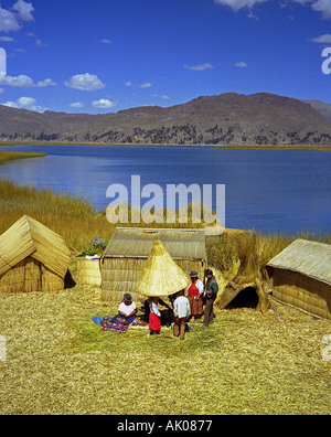 Einheimische Familie ruhen & knüpfen durch ländliche Strohhütte in atemberaubender Naturkulisse Titicacasee Peru Südamerika Latein Stockfoto