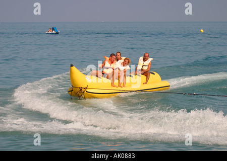 Torremolinos, Costa Del Sol, Spanien.  Bananenboot fahren auf Playamar auch bekannt als Bajondillo Strand Stockfoto
