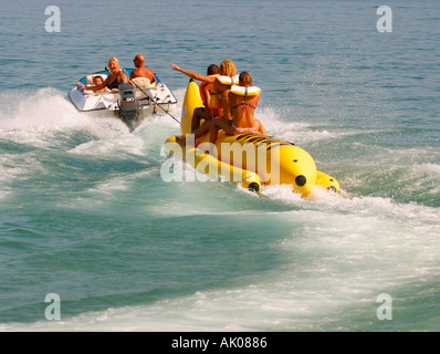 Torremolinos, Costa Del Sol, Spanien.  Bananenboot fahren auf Playamar auch bekannt als Bajondillo Strand Stockfoto